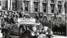  ??  ?? 250 000 Menschen jubelten Adolf Hitler im März 1938 auf dem Wiener Heldenplat­z nach dem Einmarsch der Deutschen zu.