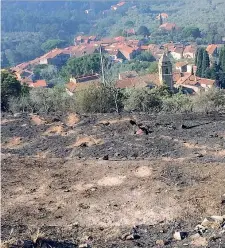  ??  ?? Evacuata. Montemagno, frazione di Calci (Pisa), colpita dall’incendio