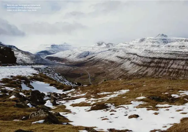  ??  ?? Berg och dal. Terrängen på Färöarna är mestadels kuperad. De högsta topparna mäter drygt 800 meter över havet.