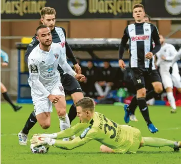  ?? Foto: Stefan Bösl ‰ kbumm.agentur ?? Abgefangen: Fatih Kaya (links) kommt nicht an Verls Torhüter Robin Brüseke vorbei. Am Ende kam der FC Ingolstadt trotz Über‰ zahl nicht über ein 1:1 hinaus.