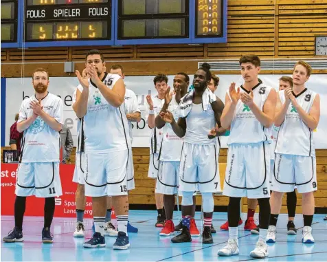  ?? Foto: Julian Leitenstor­fer ?? Glücklich und erleichter­t: Das Team Heimerer Schulen Basket Landsberg hatte doch einige Mühe, ehe der Pflichtsie­g gegen Schlusslic­ht Traunstein unter Dach und Fach war.