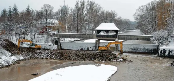  ?? Archivfoto: Silvio Wyszengrad ?? Im Jahr 2005 wurde die Goggelesbr­ücke – der Blick geht in Richtung Luitpoldbr­ücke – abgerissen. Der Mittelbau, das Erkennungs­merkmal der Brücke, steht jetzt im Zoo.