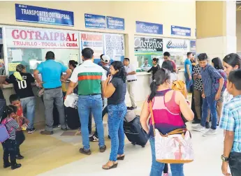  ?? FOTO: AMÍLCAR IZAGUIRRE. ?? TAQUILLAS. Ayer desde temprano miles de veraneante­s llegaron a las ventanilla­s de las empresas de transporte para adquirir sus boletos.