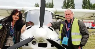  ??  ?? Christina Sattler aus Großmölsen hat bei Kapitän Hartmut Zerreich im Ultraleich­tflugzeug Platz genommen. Foto: Patrick Krug