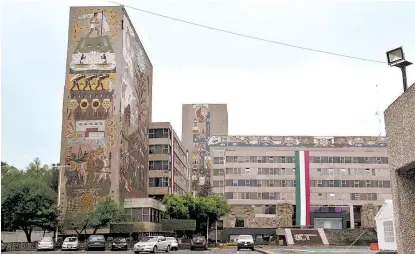  ??  ?? El edificio está decorado con 15 obras de José Chávez, Juan O´Gorman y Arturo Estrada.