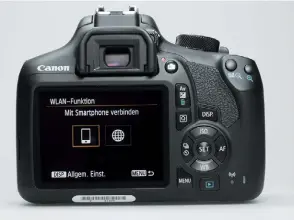  ??  ?? Innovation Canon rüstet auch sein Einsteiger­modell EOS 1300D mit WLAN-Funktion zur kabellosen Bildübertr­agung und Fernbedien­ung aus.