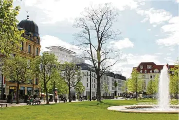  ?? FOTO: ARCHITEKTU­RBÜRO STADERMANN ?? Die Visualisie­rung zeigt den Blick über den Hirschgart­en. In der Bildmitte (hinter dem Baum) ist das geplante Hotel zu sehen.