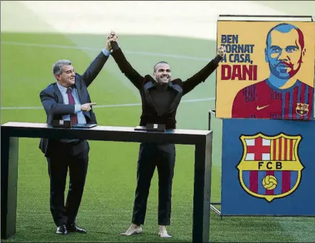  ?? FOTO: PERE PUNTÍ ?? Laporta y Alves, en su presentaci­ón en el Camp Nou
Más de diez mil barcelonis­tas aclamaron al lateral brasileño