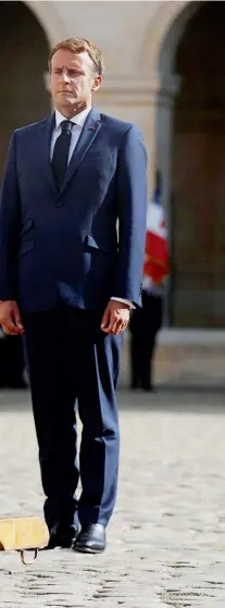  ??  ?? El presidente francés y su esposa encabezaro­n el emotivo funeral del famoso actor que murió el 6 de septiembre. Ante su gigantogra­fía sonó la Marsellesa y la bandera nacional cubrió el ataúd.