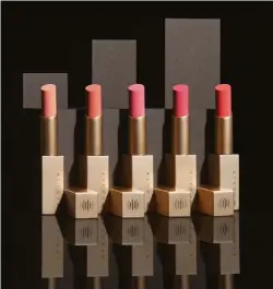  ??  ?? Colour Brilliance Lipsticks, From left to right:
La Piscine, Wanderlust, The Met, Cappadocia, Spiaggia Rosa