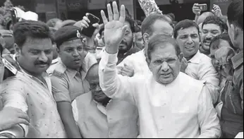  ?? PTI PHOTO ?? Senior JD(U) leader Sharad Yadav arrives in Patna on Thursday.