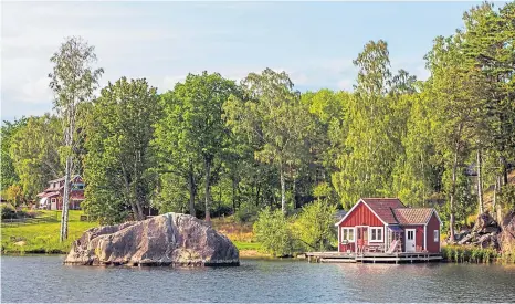  ?? ?? DREAM HOME: A red wooden house by a lake in Sweden, idyllic yes, but just think of the heating bills in the winter.