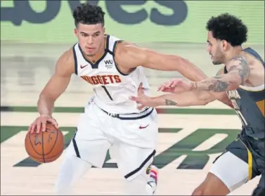  ??  ?? Porter Jr. bota el balón defendido por Abdel Nader en el partido del pasado lunes antes los Thunder.