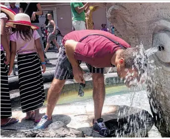  ??  ?? In Rom sprudeln noch die Brunnen – es wird aber dazu gemahnt, keinen Tropfen zu verschwend­en