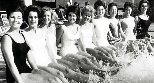  ?? Foto: Bettmann/dpa/pa ?? Swinging Sixties: Die Miss-America-Kandidatin­nen der Wahl von  plantschen am Hotel-Pool.