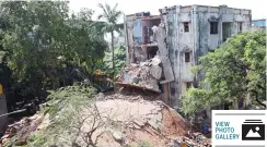  ?? ?? The debris and the collapsed apartment