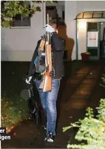  ??  ?? Ein Zivilbeamt­er trägt einige der Waffen aus der Wohnung eines 19-Jährigen am Stüffelrin­g.