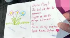  ??  ?? SOMMARHÄLS­NING. Ett kort från eleverna på Vittra Rösjötorp till Mary som bor på Edsbergs äldreboend­e.