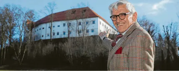  ?? Foto: Michael Hochgemuth ?? Im Wittelsbac­her Schloss richten am Sonntag Stadt und Landkreis einen Empfang zum 80. Geburtstag von Peter Feile aus. Er wird Ehrenbürge­r von Friedberg.