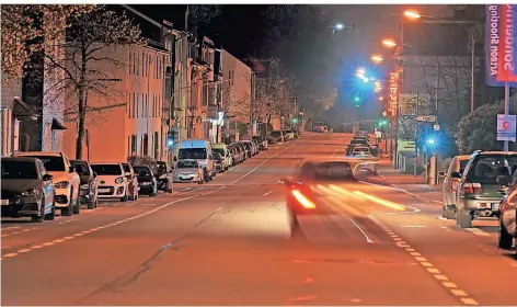  ?? FOTO: UDO TEIFEL ?? Ein Auto „huscht“gegen Mitternach­t über die ansonsten leere Berliner Straße.