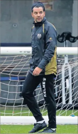  ??  ?? TRABAJO. Míchel, durante un entrenamie­nto del Rayo Vallecano.