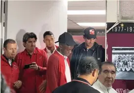  ?? FANNY TAYVER MARÍN ?? Bryan Ruiz compartió con los jugadores en el camerino.