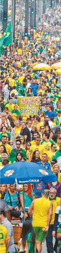  ??  ?? Partidario­s de la extrema derecha marchan por la Avenida Paulista, región central de São Paulo, el domingo 21 de octubre de 2018, cuando el brasileño Jair Bolsonaro aún era candidato presidenci­al.