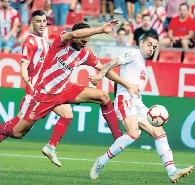  ?? ROBIN TOWNSEND / EFE ?? El delantero del Girona Stuani lucha una pelota con el jugador del Eibar Rubén Peña