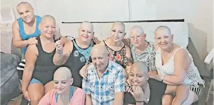  ??  ?? Sin pelo. Mónica Bravo con sus familiares en San Rafael. Empezó a tratarse para superar un cáncer de útero.