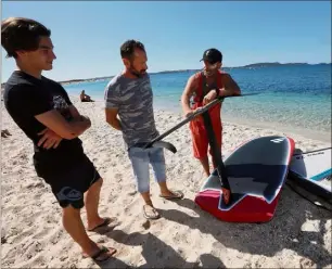  ??  ?? Eliot prend son premier cours de glisse de la saison à l’Almanarre.