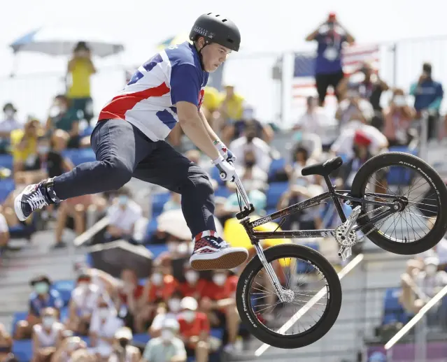  ?? ?? ROBERTS PERFORMING A DOUBLE TAILWHIP DURING HER FINALS RUN IN TOKYO ON AUGUST 1, 2021.