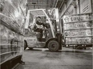  ?? Mark Mulligan / Staff photograph­er ?? When H-E-B announced its $2-per-hour “Texas Proud Pay” initiative in March, the company said it was a way to thank its workers during the pandemic.