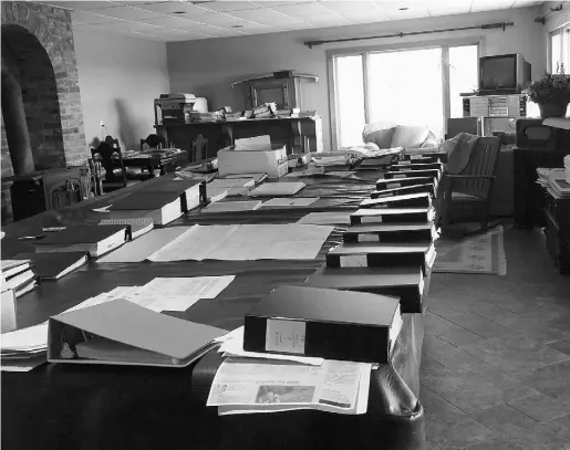  ?? Christie Blatchfo rd / National Post ?? Earl Shuman’s pool table with some of the paperwork involved in his long fight. About 26 years ago, the newly minted dentist moved to eastern Ontario, found a piece of land he loved and decided to build his first house, contractin­g with a...