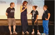  ?? Foto: Tanja Mayr ?? Die Moviebande auf der Bühne beim Deutschen Jugendfilm­preis in Mainz (von links): Projektlei­ter Dieter Scholz, Moderatori­n Lena Liberta, Lena Mayr und Miroslav Jono vic.