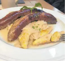  ?? FOTO: NYF ?? Würziger Winterschm­aus: Thüringer Bratwürste mit Sauerkraut und Schupfnude­ln.