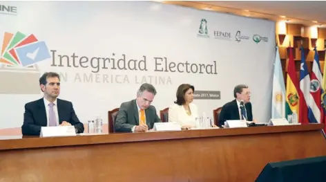  ??  ?? Durante su participac­ión en el foro Integridad Electoral en América Latina, Lorenzo Córdova (primero de izq. a der.), consejero presidente del INE, aseguró que el instituto mantendrá su posición de poner reglas para los procesos comiciales, a pesar del...