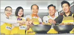  ??  ?? Tiong (centre) and others at the cooking demonstrat­ion on board the JMC food truck.