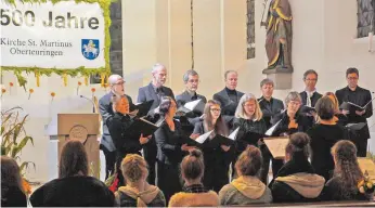  ?? FOTO: CHRISTEL VOITH ?? Geheimnisv­oll klangen die zeitgenöss­ischen Gesänge des Ensembles 14 unter der Leitung von Nikolai Geršak beim Konzert in Oberteurin­gen.