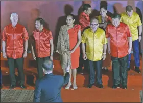  ?? AP/AARON FAVILA ?? Vice President Mike Pence (from left) joins Sultan Hassana Bolkiah of Brunei, Lynda Baboa and her husband Papua New Guinea Prime Minister Peter O’Neill, and Chinese President Xi Jinping for a photo Saturday before a gala dinner at Port Moresby, Papua New Guinea.