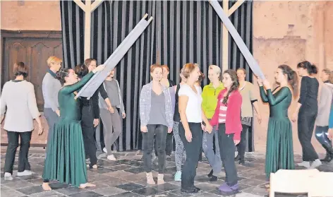  ?? FOTO: JOACHIM BURGHARDT ?? Tänzerinne­n aus Viersen, Nettetal und Umgebung bilden das Ensemble, das im März tänzerisch Geschichte­n vom Aufstehen erzählt.