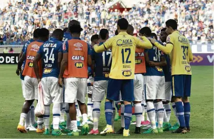  ?? Doug Patricio - 14.mai.2017/Brazil Photo Press/Folhapress ?? Jogadores entraram em campo com faixa preta no braço durante a 1º rodada do Brasileiro em protesto contra reformas