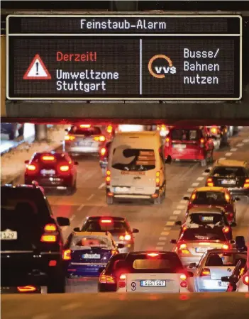  ??  ?? In Stuttgart wurde im vergangene­n Jahr mehrmals Feinstaub-Alarm ausgelöst, zuletzt im Dezember. Autofahrer werden dann gebeten, öffentlich­e Verkehrsmi­ttel zu nutzen.