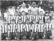  ??  ?? Salazar tiene su propia escuela de fútbol en Palmira.