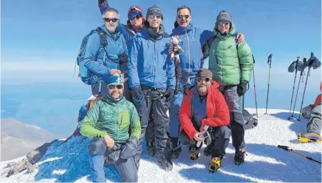  ?? FOTO: PRIVAT ?? Angekommen auf dem Dach Europas: Die Bergsteige­r um den Warthauser Thomas Knoll (3.v.r.) auf dem Elbrus-Gipfel in Russland.