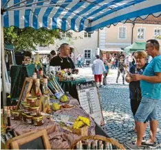  ?? Fotos: Angela Häusler ?? Zahlreiche Besucher nutzten das schöne Wetter, um über den Markt zu schlendern. Auch für Kinder war einiges geboten.