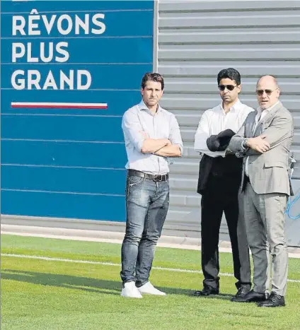  ?? FOTO: PSG ?? Maxwell, Nasser Al-Khelaifi y Antero Henrique observaron muy de cerca una sesión de entrenamie­nto en la que no estuvo Verratti