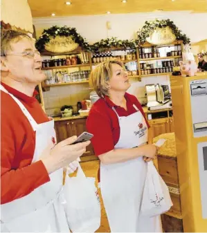  ??  ?? In der Metzgerei von Elfi und Hans Mache bezahlen die Kunden jetzt am