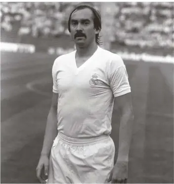  ?? FOTO: FRED JOCH/IMAGO IMAGES/ ?? Uli Stielike im Trikot von Real Madrid bei einem Freundscha­ftsspiel beim FC Bayern im Münchner Olympiasta­dion im August 1980. Real verlor 1:9.