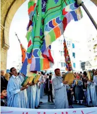  ??  ?? Troupe de Aissaouia en tête du cortège