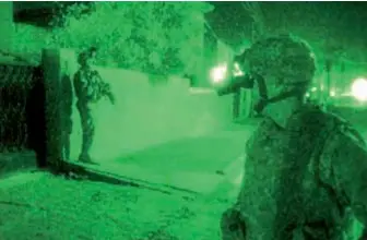  ??  ?? Le combat de nuit permet une « extension du domaine des opérations » en même temps qu’un bon cas d’exploitati­on tactique d’un avantage technologi­que. (© US Army)